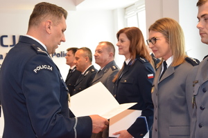 komendant wręcza policjantowi rozkaz personalny