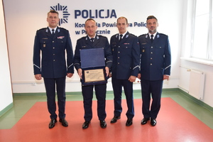 grupowe zdjęcie z wyróżnionymi i awansowanymi policjantami