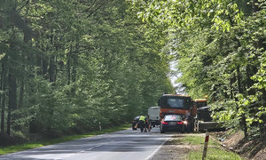 zdjęcie prac drogowych i maszyn rozstawionych na drodze
