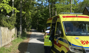 karetka pogotowia, w tle również policjanci piaseczyńskiej drogówki