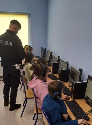 Policjanci przygotowują uczniów do egzaminu na kartę rowerową