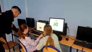 Policjanci przygotowują uczniów do egzaminu na kartę rowerową