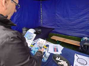 policjanci w trakcie pikniku rodzinnego, dzieci wykonują odciski palców