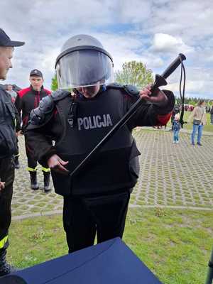 policjanci w trakcie pikniku rodzinnego, dzieci wykonują odciski palców