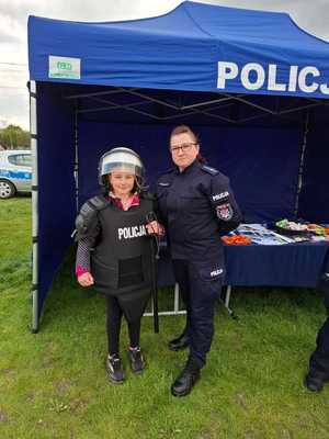 policjanci w trakcie pikniku rodzinnego, dzieci wykonują odciski palców