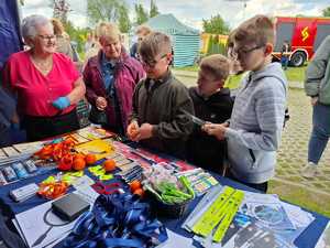 policjanci w trakcie pikniku rodzinnego, dzieci wykonują odciski palców