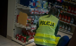 policjantka udzielająca pomocy poszkodowanej