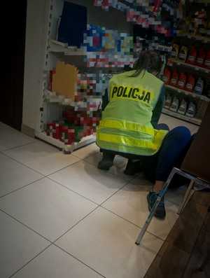 policjantka udzielająca pomocy poszkodowanej