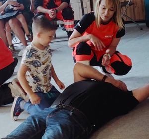 policjanta przeprowadzająca zajęcia z pierwszej pomocy