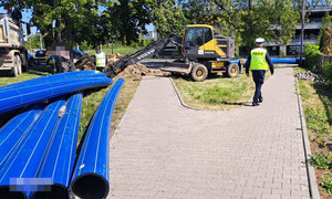 policjanci w trakcie interwencji, prace drogowe prowadzone bez odpowiednich zabezpieczeń