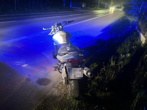 zdjęcie ze zdarzenia, rozbity motocykl