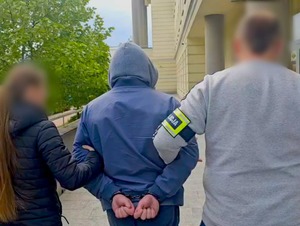 zatrzymany mężczyzna w trakcie doprowadzenia do prokuratury