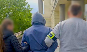 zatrzymany mężczyzna w trakcie doprowadzenia do prokuratury