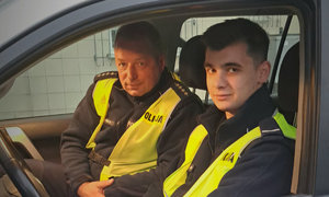 policjanci piaseczyńskiej drogówki siedzący w radiowozie