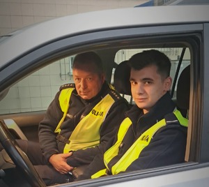 policjanci piaseczyńskiej drogówki siedzący w radiowozie
