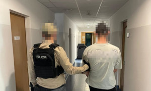 zatrzymany mężczyzna w asyście nieumundurowanego policjanta