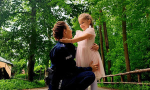 policjantka z dzieckiem