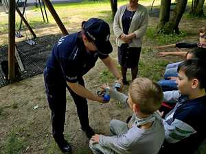 policjantka wspólnie z dziećmi w parku