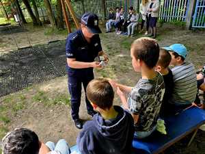 policjantka wspólnie z dziećmi w parku