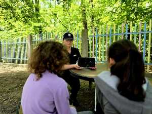 policjantka wspólnie z dziećmi w parku