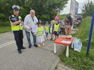 policjanci wspólnie z przedszkolakami, zdjęcie zrobione podczas wspólnie prowadzonej akcji