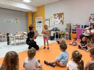 zajęcia z przedszkolakami w sali, rozmowa z policjantką