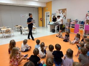 zajęcia z przedszkolakami w sali, rozmowa z policjantką
