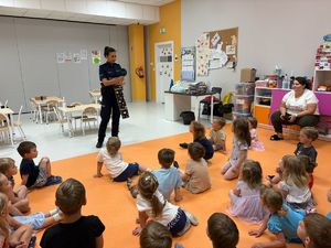 zajęcia z przedszkolakami w sali, rozmowa z policjantką
