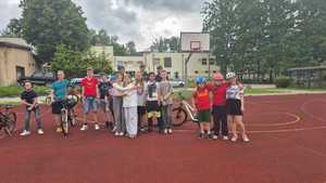 zdjęcie grupowe policjantów, strażników oraz uczniów