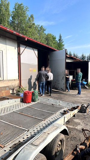 zatrzymany mężczyzna wraz z policjantami w miejscu zatrzymania