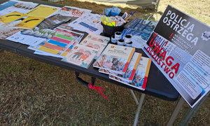 ulotki informacyjne, stoisko policyjne