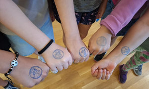 Dzieci z pieczątkami na ręku