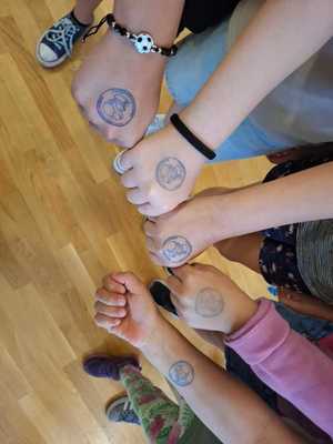 Dzieci z pieczątkami na ręku