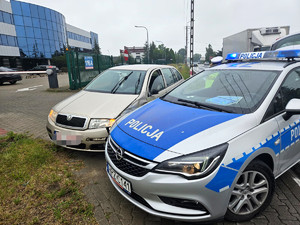 auto zatrzymanej kobiety, obok policyjny radiowóz