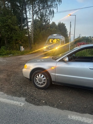 auto zatrzymane do kontroli drogowej oraz radiowóz