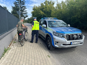 kontrola rowerzysty, w tle radiowóz