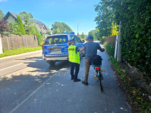 kontrola rowerzysty, w tle radiowóz