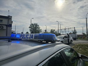 kontrole drogowe oraz przedstawiciele PPK PLK rozdający ulotki