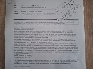 Na zdjęciu jest tekst podziękowania od córki starszego mężczyzny, który wyjechał na spacer i zagubił się. Podziękowanie jest dla dwóch młodych policjantów, którzy wykazali i się empatią oraz wrażliwością pomagając wrócić mężczyźnie do domu. W wiadomości e-mail jest również podziękowanie dla osoby, która wezwała patrol policji.