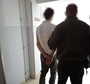 zatrzymany mężczyzna wraz z nieumundurowanym policjantem