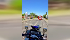 stopklatka z wyprzedzania w miejscu obowiązywania linii podwójnej ciągłej