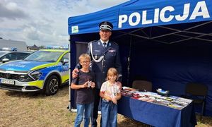 Zdjęcia z pikników rodzinnych, koło fortuny, radiowozy, policjanci, rodziny z dziećmi