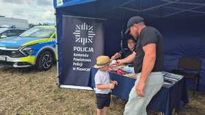 Zdjęcia z pikników rodzinnych, koło fortuny, radiowozy, policjanci, rodziny z dziećmi