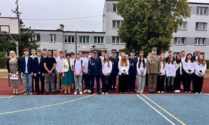 zdjęcie grupowe przedstawicieli Policji oraz uczniów