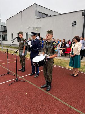 zdjęcia przedstawicieli Policji oraz uczniów