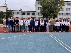 zdjęcie grupowe przedstawicieli Policji oraz uczniów