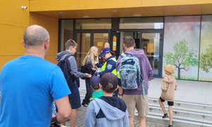 policjanta rozdająca odblaski