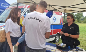 policjantka rozmawiająca z mieszkańcami