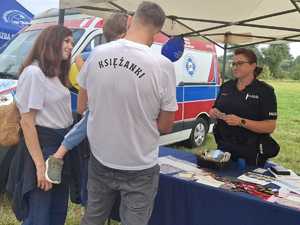 policjantka rozmawiająca z mieszkańcami