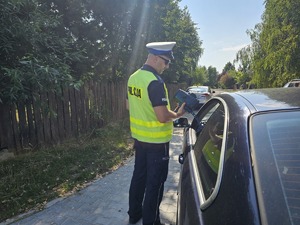 policjant kontrolujący kierującego